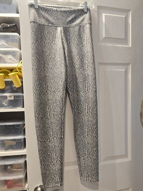 EXPEESS Black and Cream Snakeskin Leggings